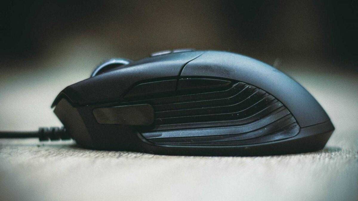 Оптическая игровая мышь Razer Basilisk на поверхности