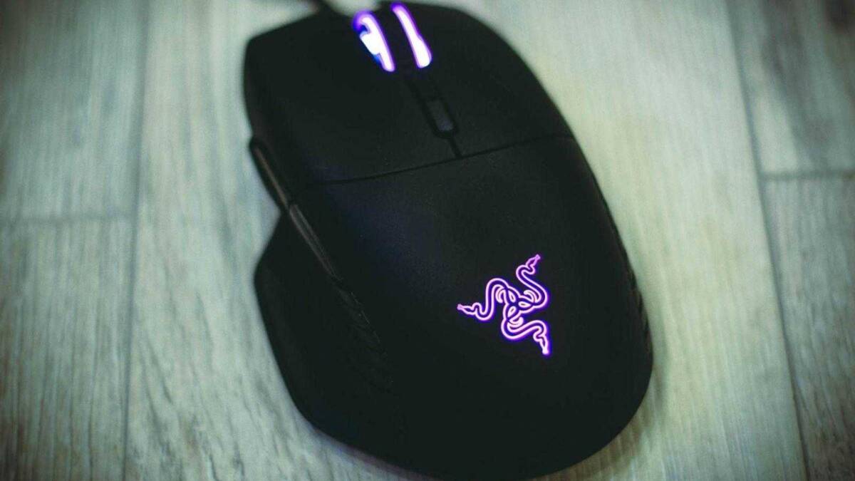 Глубокий вид мыши Razer Basilisk с подсветкой