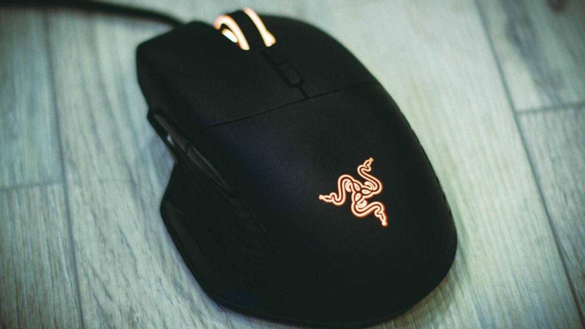 Черная игровая мышь Razer Basilisk на деревянном полу