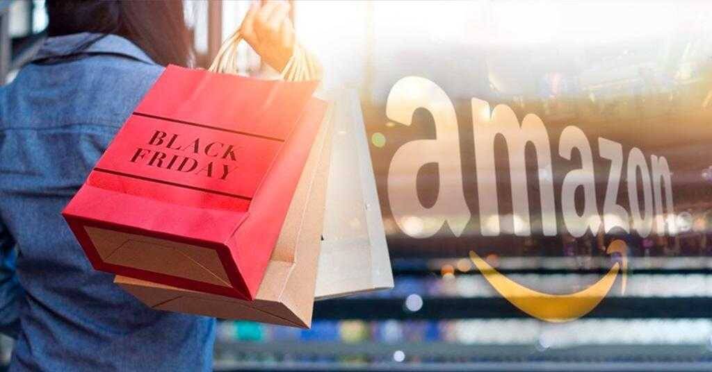 Крупная красная сумка с надписью Black Friday на витрине магазина Amazon