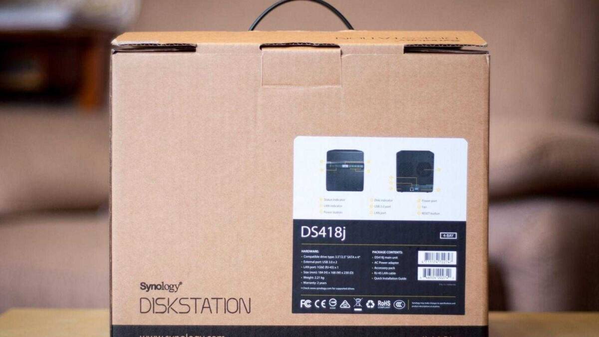 коробка Synology DiskStation DS418j с маркировкой и изображением на этикетке