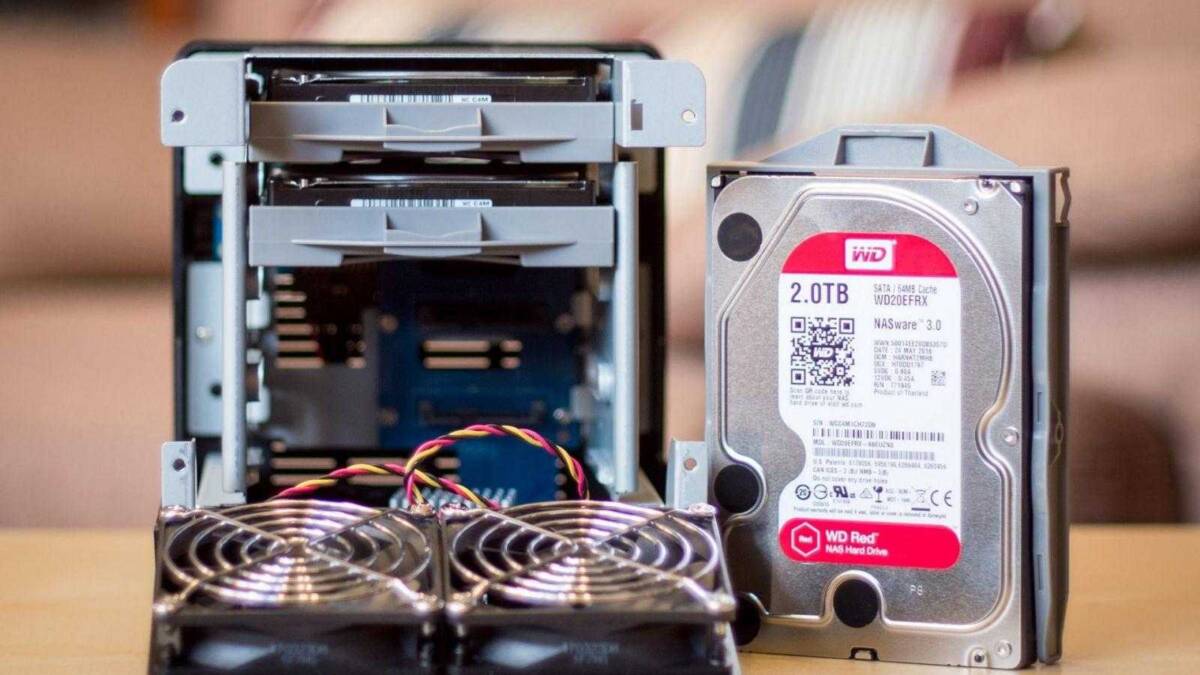 Внутренние компоненты сетевого хранилища Synology DS418j с жесткими дисками и вентиляторами