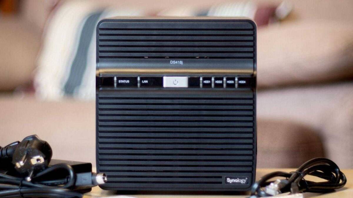 Сетевое хранилище Synology DiskStation DS418j на столе