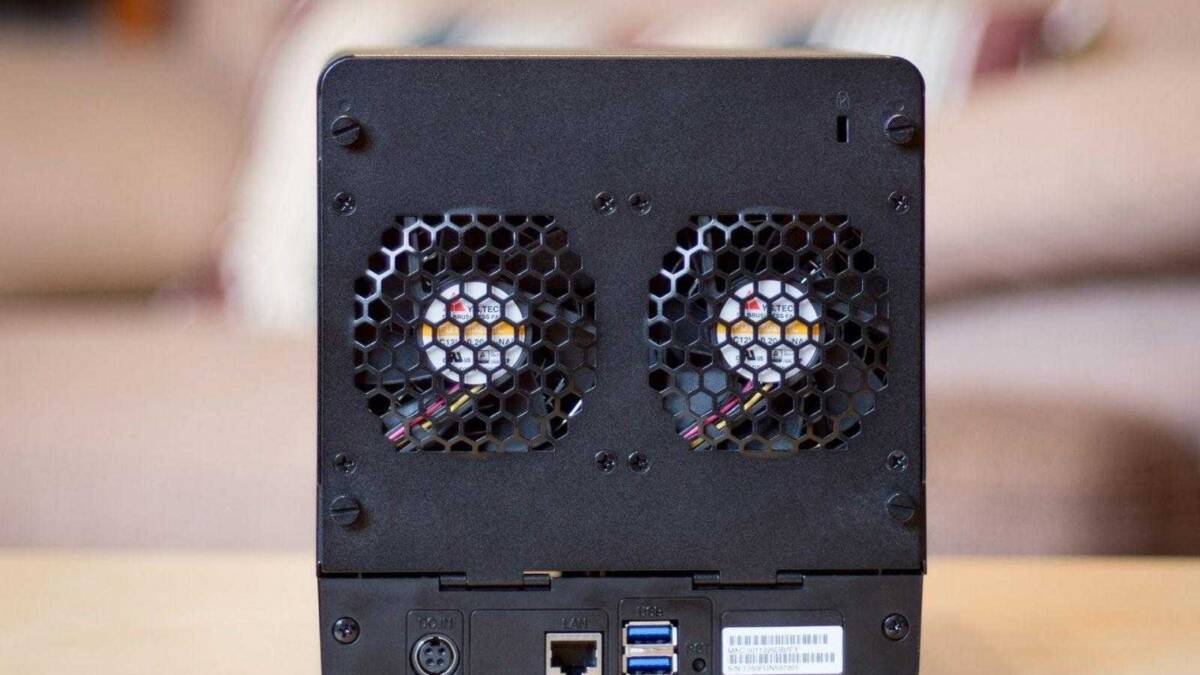 Задняя панель сетевого хранилища Synology DiskStation DS418j с вентиляторами и портами