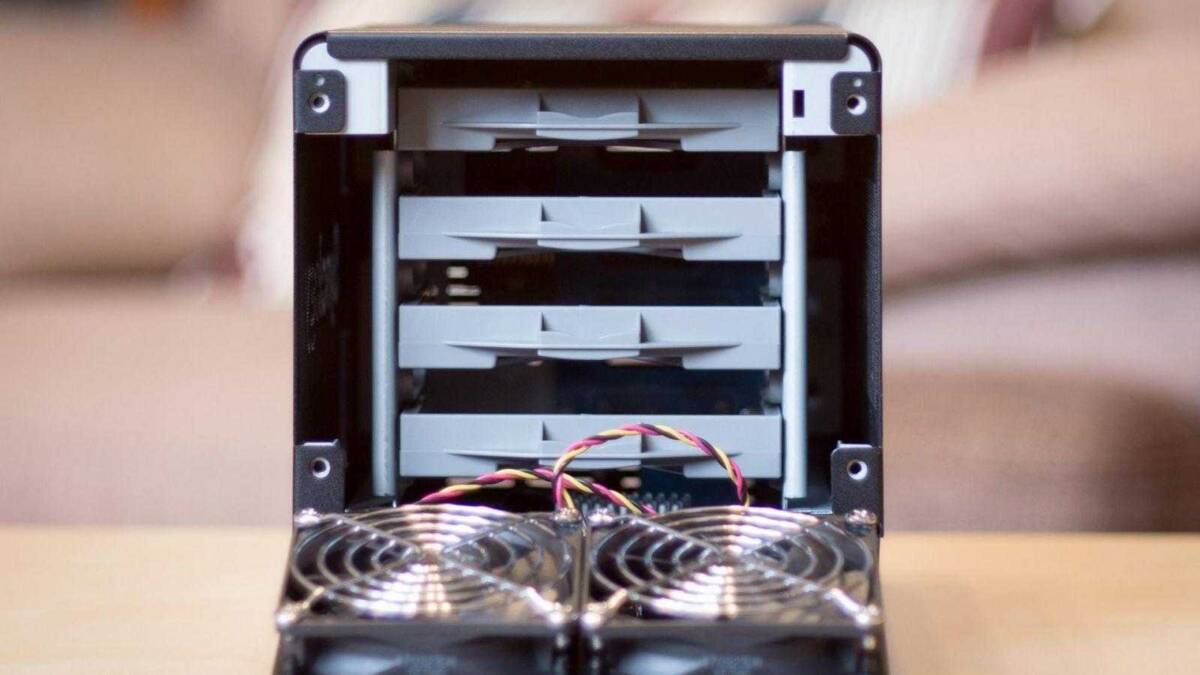 Вид внутри корпуса сетевого хранилища Synology DiskStation DS418j
