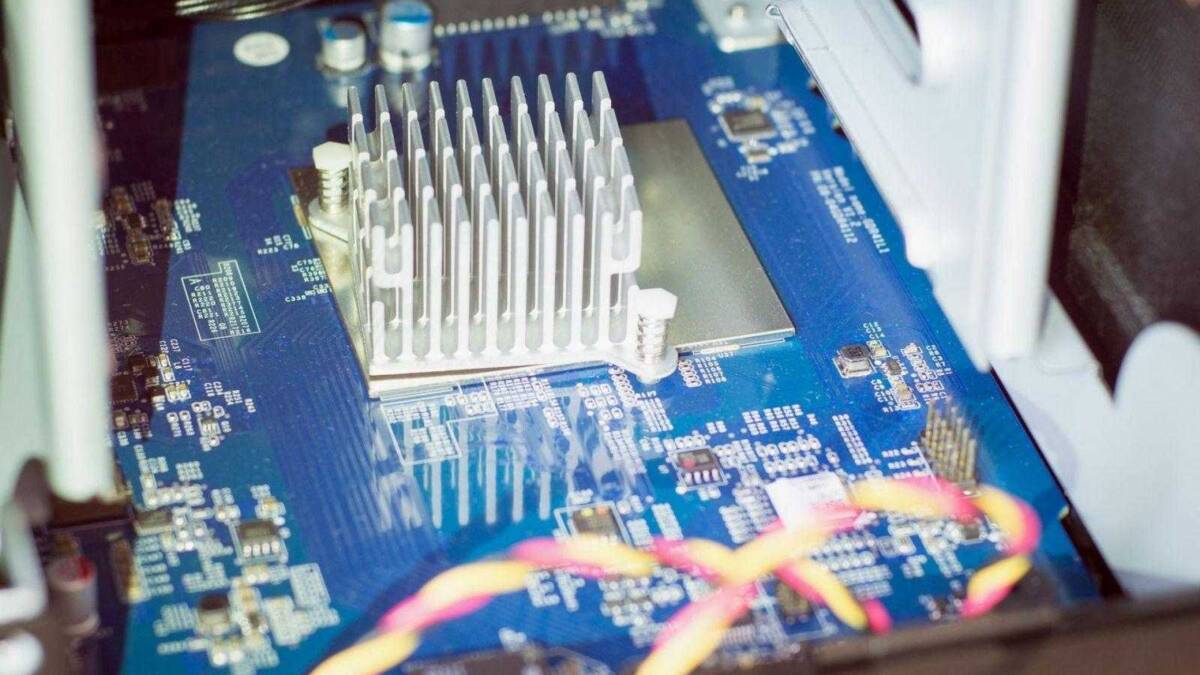Внутренний вид сетевого хранилища Synology DiskStation DS418j с радиатором теплообменника