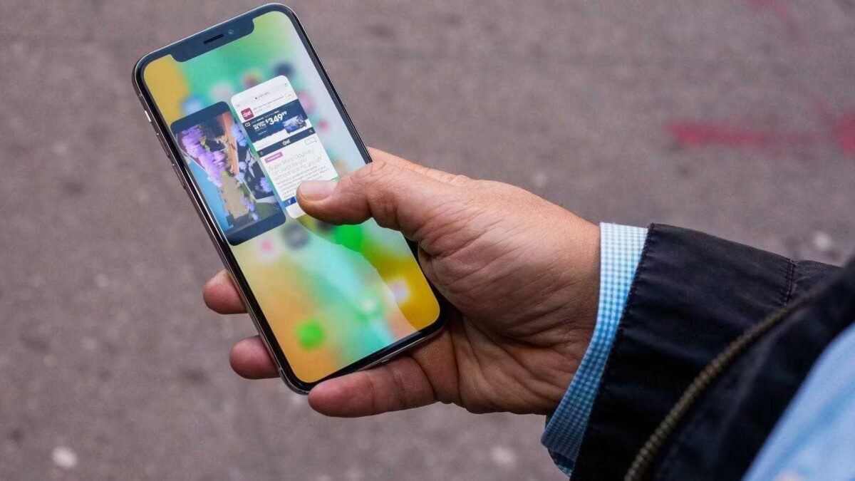Рука держит iPhone X с открытым приложением