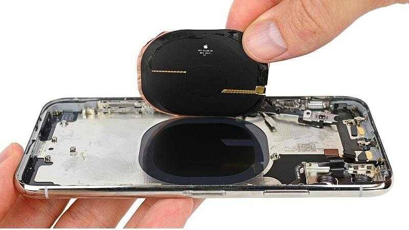 Разбор iPhone X от iFixit 6 Разобранный iPhone X с видимыми внутренними компонентами
