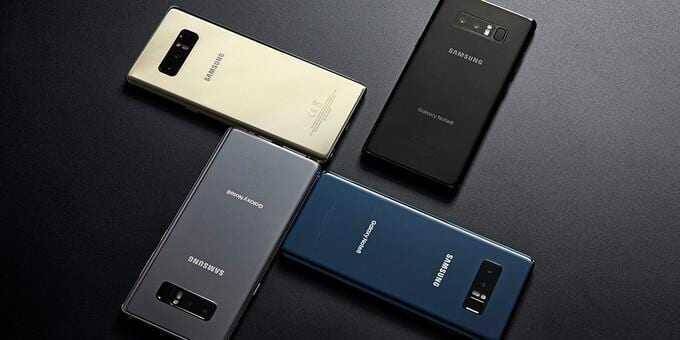 Четыре смартфона Samsung Galaxy Note 9 разной расцветки размещены на тёмном фоне