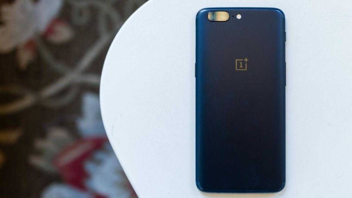 Задняя часть смартфона OnePlus на белом фоне