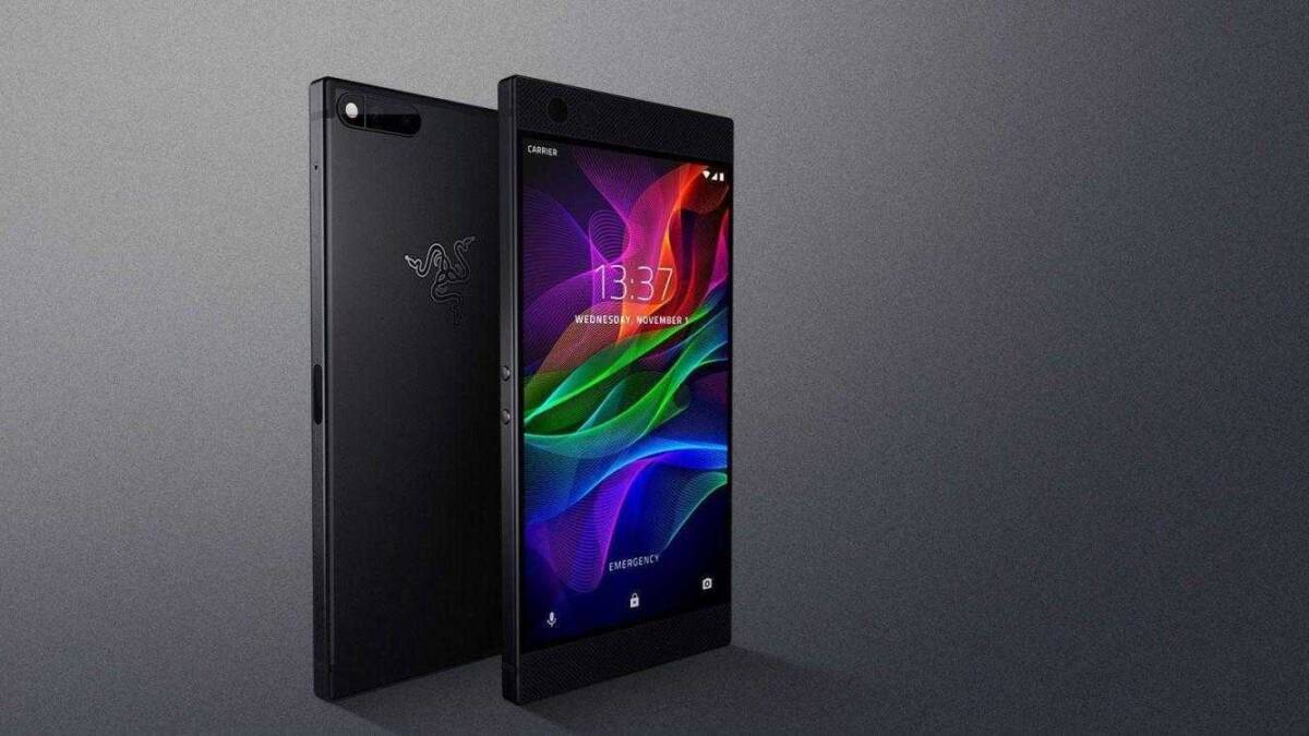 Рекламное изображение смартфона Razer с ярким дисплеем и черным корпусом спереди и сзади