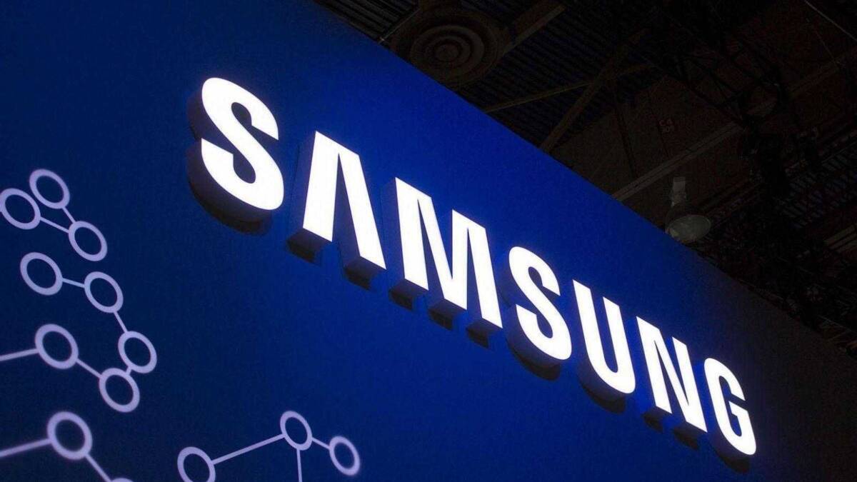 Логотип Samsung на синем фоне с технологическими схемами