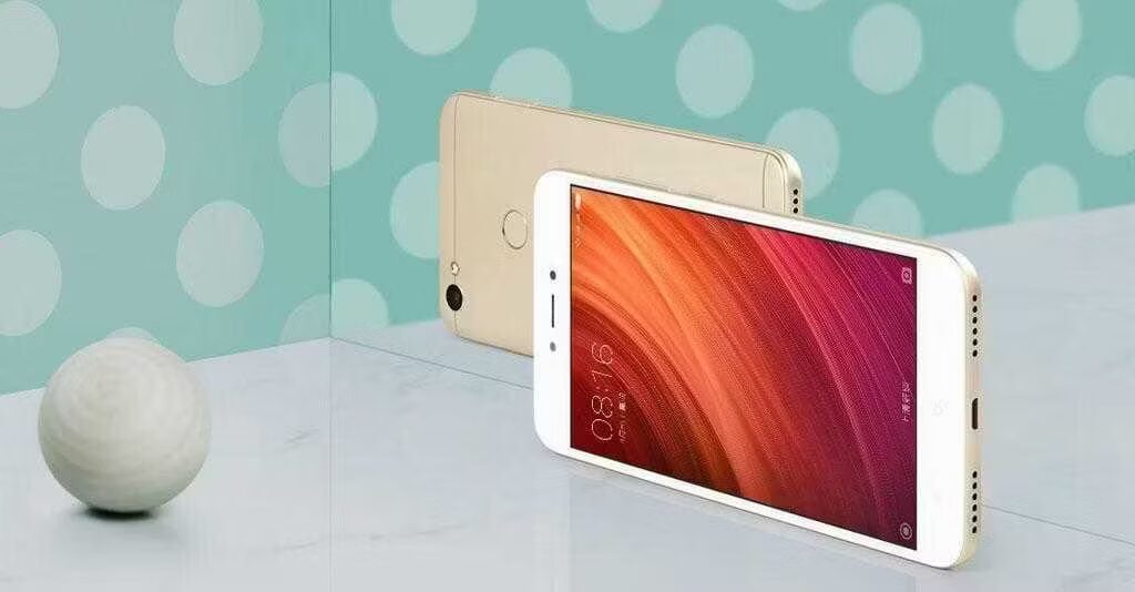 Смартфон Xiaomi Redmi Note 5A Prime на белом фоне