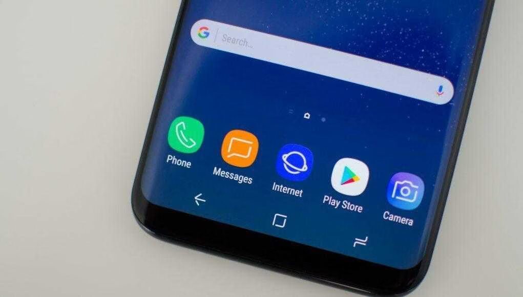 Экран Samsung A8+ с навигационными кнопками и иконками приложений
