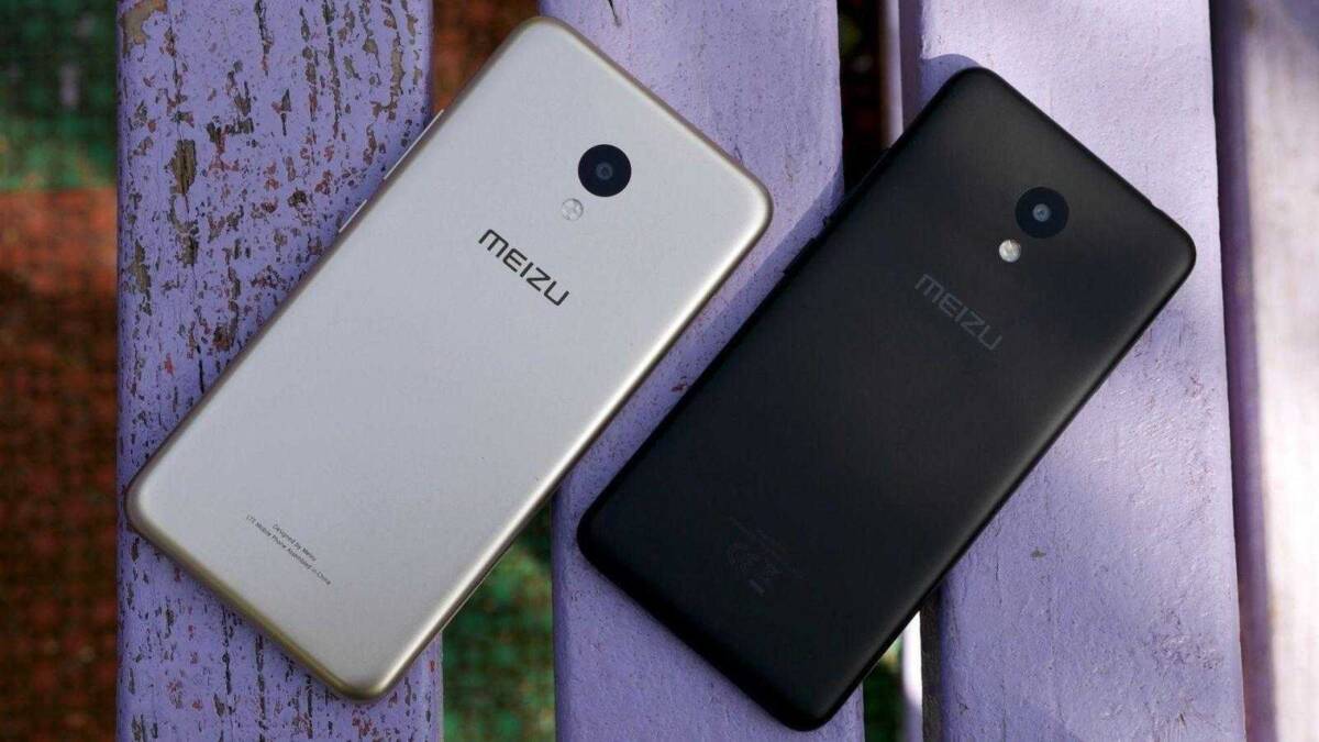 Задние панели смартфонов Meizu M6s черный и белый цвета