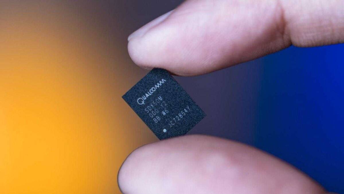 Чип Qualcomm для технологий 5G в руке