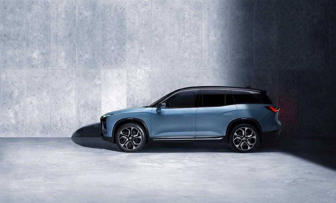 Электромобиль китайского конкурента Tesla Model X сбоку