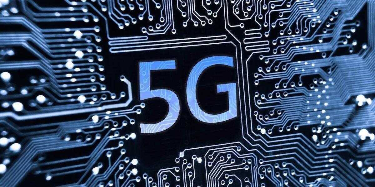 Схема цифровой печатной платы с большим 5G символом