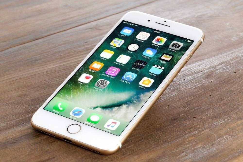 Apple принесла извинения за снижение производительности iPhone 3 Айфон на деревянной поверхности передний план и экран