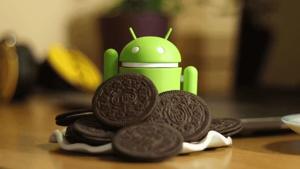 Робот Android в зеленом цвете перед печеньем Oreo