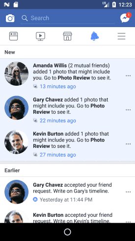 Facebook распознает ваше лицо на фото, даже если вас не отмечали 6 Экран Facebook на смартфоне с уведомлением и списком сообщений