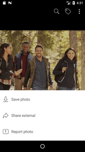Facebook распознает ваше лицо на фото, даже если вас не отмечали 9 Группа молодых людей гуляет в парке на фоне деревьев и солнца