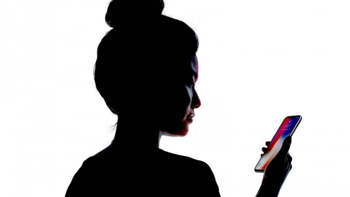 Apple инвестирует 390 млн долларов в разработчика Face ID 4 На экране iPhone отображается инструкция по настройке Face ID