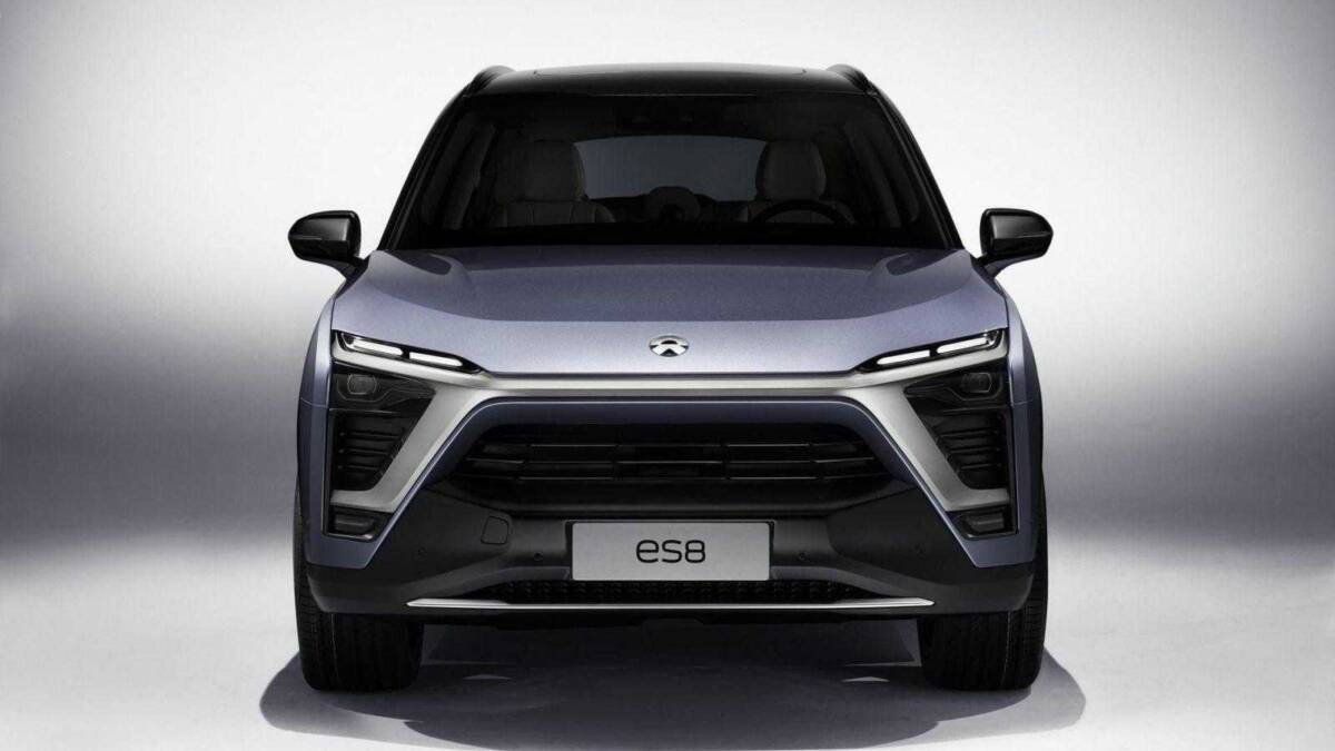Передний вид электромобиля ES8 с решеткой и фарами