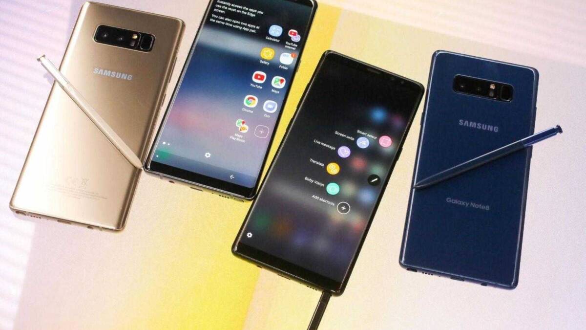 две модели смартфонов Samsung Galaxy Note8 и Note9 с стилусами показаны сзади и спереди