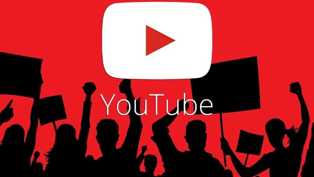 Силуэты людей с плакатами и флагами на митинге