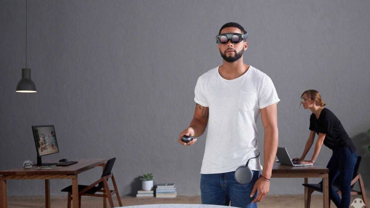 Стартап Magic Leap представил гарнитуру дополненной реальности One 7 Мужчина носит гарнитуру дополненной реальности Magic Leap One