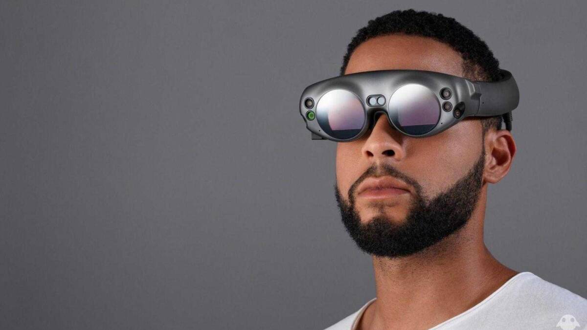 Стартап Magic Leap представил гарнитуру дополненной реальности One 6 Мужчина в очках дополненной реальности Magic Leap One
