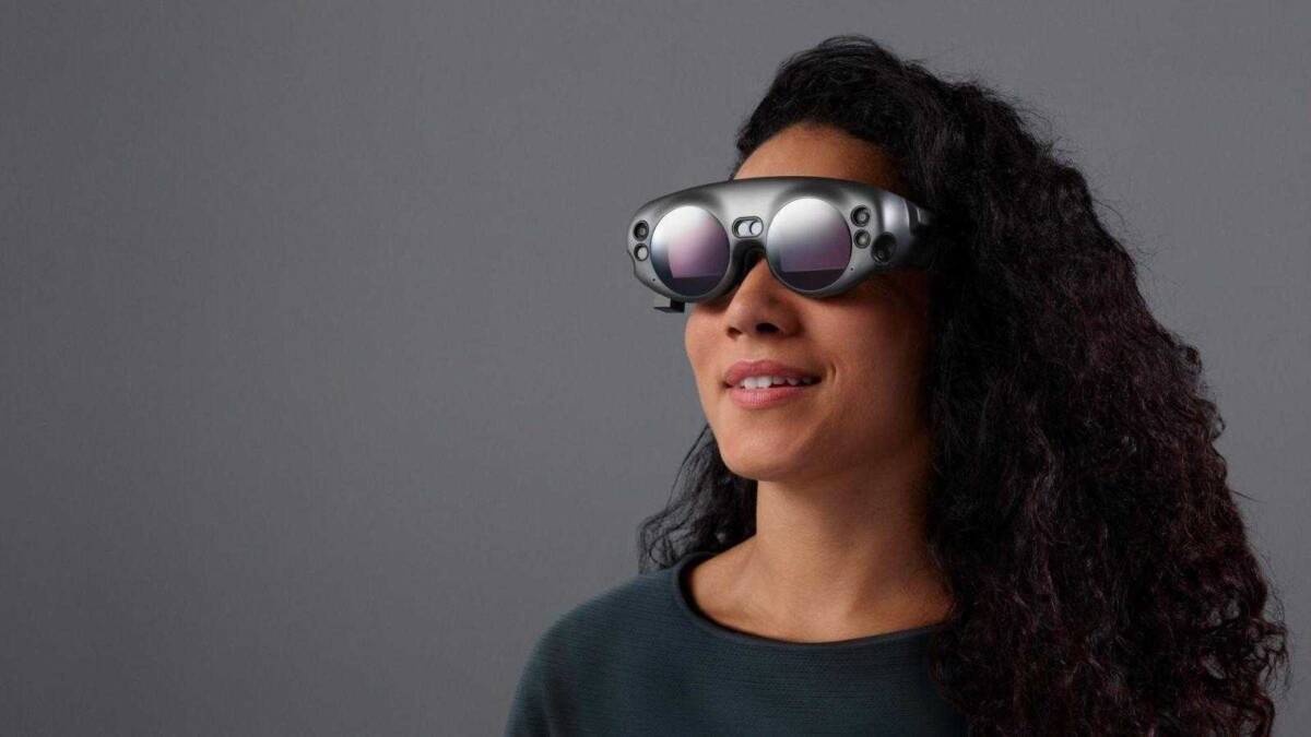 Головная гарнитура дополненной реальности Magic Leap One на женщине