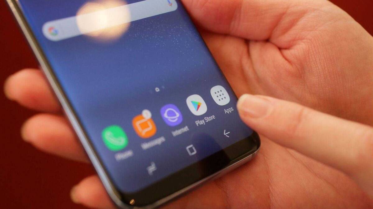 Экран Samsung S9 с приложениями в нижней части