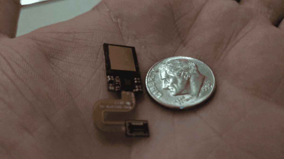 Современный городской офис с высотными стеклянными зданиями отражение неба и людей на территории