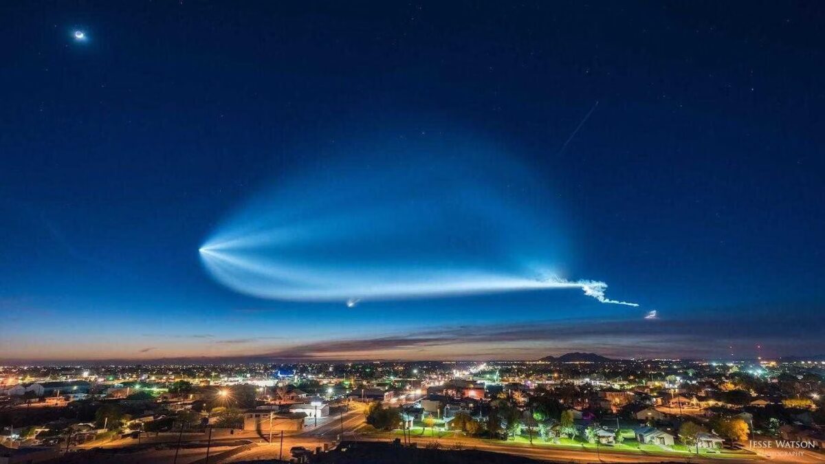 Ночное небо с пролетающими ракетами Falcon 9 и звездным фоном