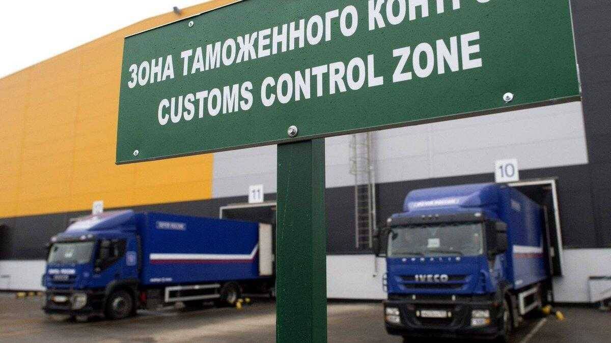 Два грузовика у таможенного контроля сзади