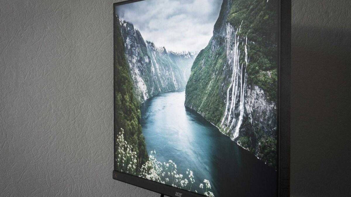 Экран монитора Acer ProDesigner BM320 с изображением природного пейзажа