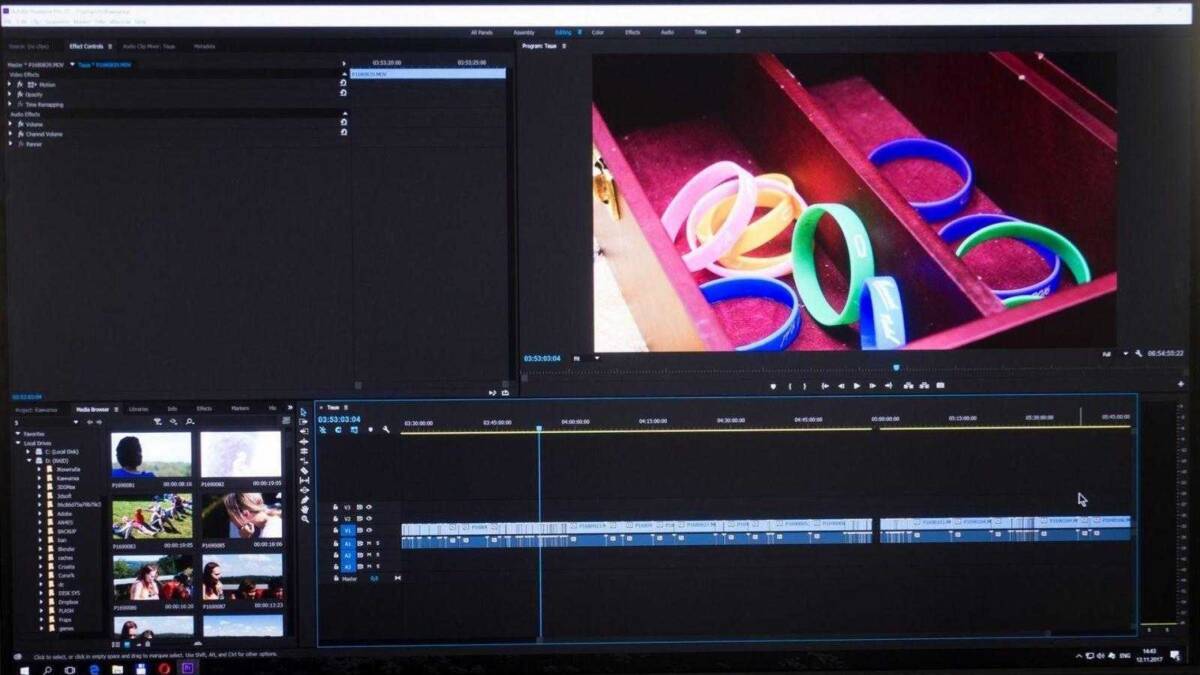 Редактирование видео на мониторе Acer ProDesigner BM320 экран с таймлайном и медиабраузером