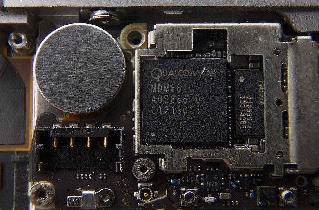Модем Qualcomm на внутренней плате iPhone 12