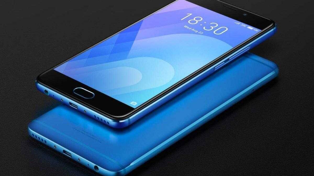 Смартфон Meizu M6 Note на черном фоне синий цвет