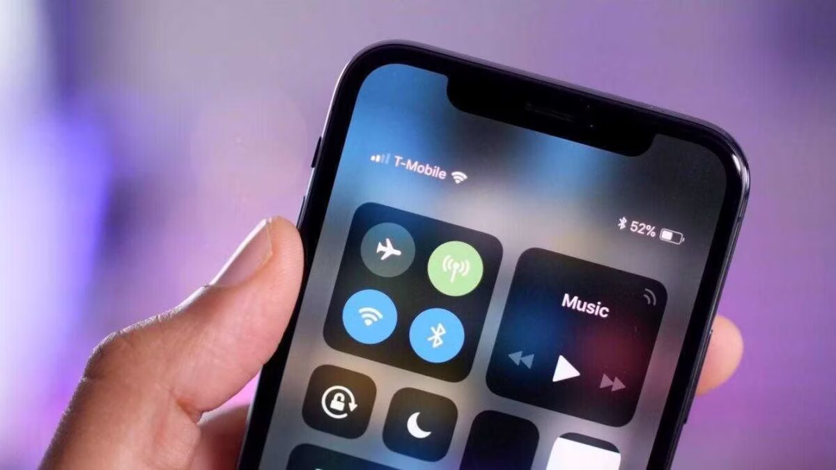 Экран iPhone с панелью управления и настройками связи