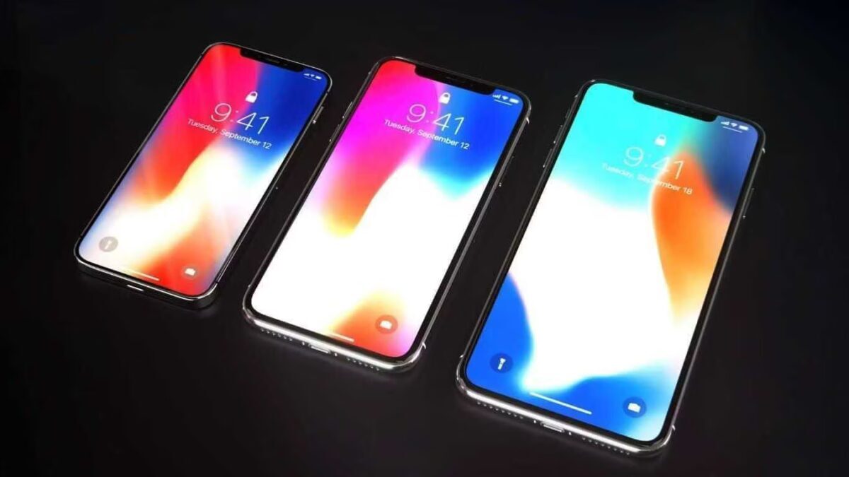 Три безрамочных iPhone разных размеров на фоне черного цвета