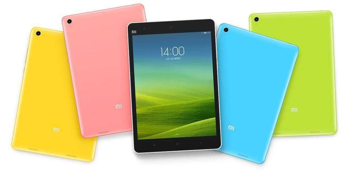 Печеное блюдо на тарелках на вечеринке с свечой