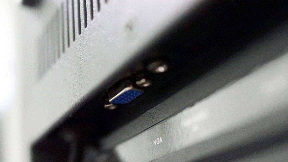 Разумный выбор: обзор 43-дюймового телевизора Prestigio Wize 1 17 Видеоразъем VGA на задней панели монитора крупный план