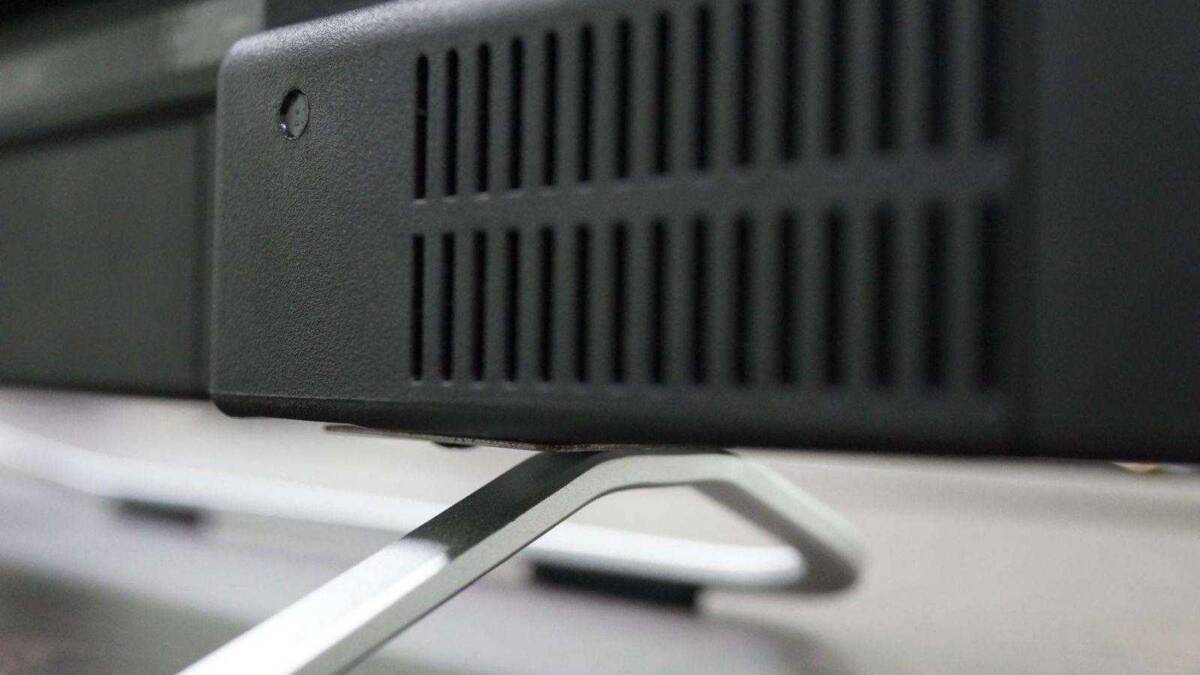 Разумный выбор: обзор 43-дюймового телевизора Prestigio Wize 1 13 Ближайший вид на вентиляционные отверстия грузовика Tesla Semi