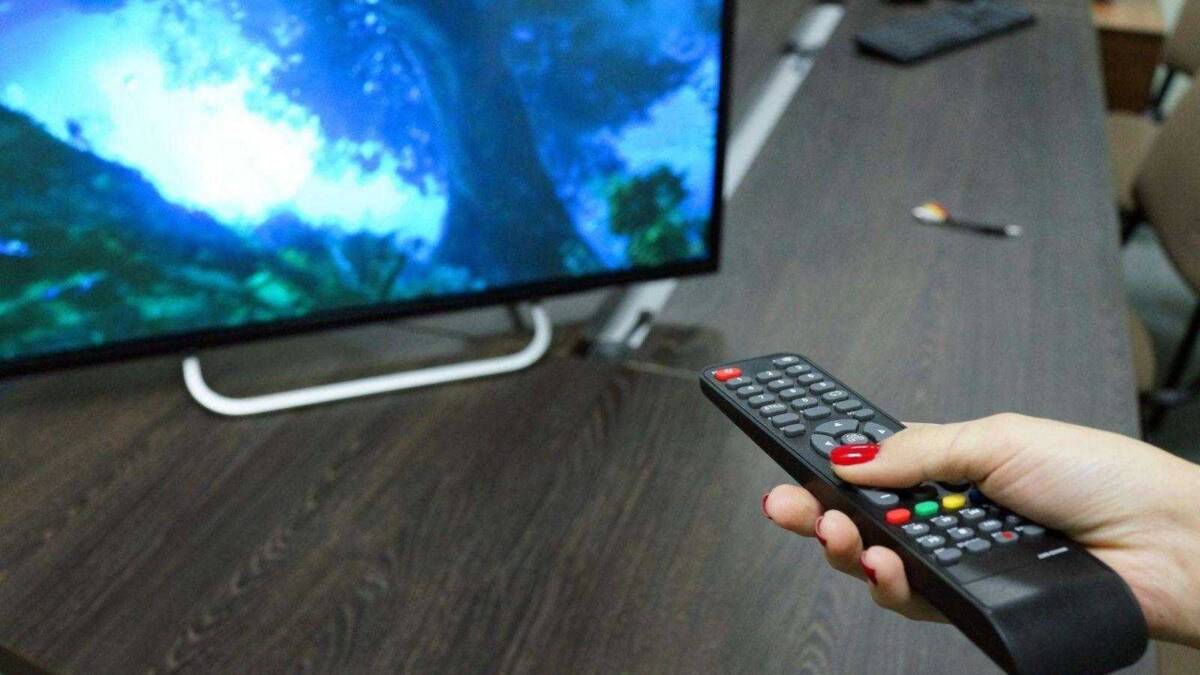 Разумный выбор: обзор 43-дюймового телевизора Prestigio Wize 1 14 Пульт дистанционного управления для телевизора на деревянном столе