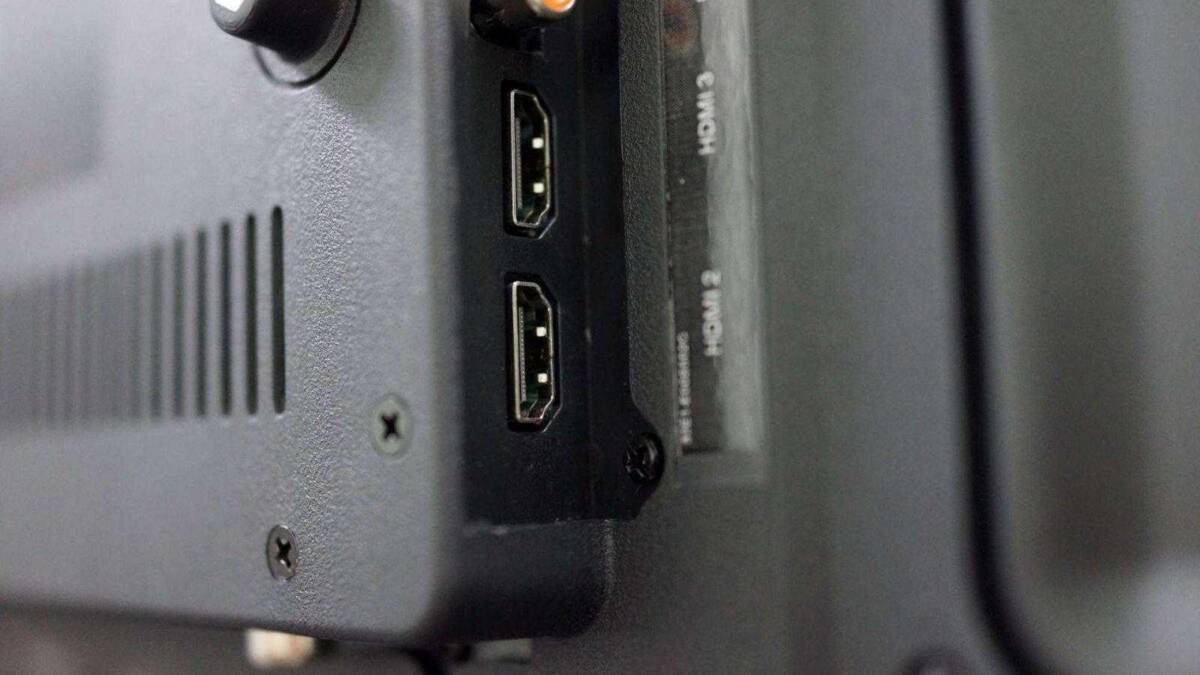 Разумный выбор: обзор 43-дюймового телевизора Prestigio Wize 1 16 разъемы HDMI и аудио на задней панели телевизора