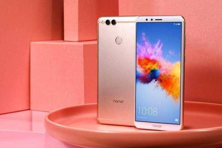 Смартфон Honor 7X спереди и сзади на розовом фоне
