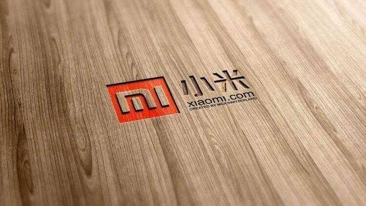Xiaomi подарит Mi Band 3 за пробежку в 3 километра 2 Деревянная поверхность с выгравированным логотипом Xiaomi и ссылкой на сайт